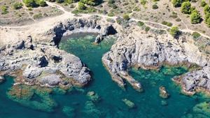 On: Camina 250 metres cap al cap Ras, al NE de cala Canyelles, a Llançà. Serveis: Cap Ocupació: Mitjana.