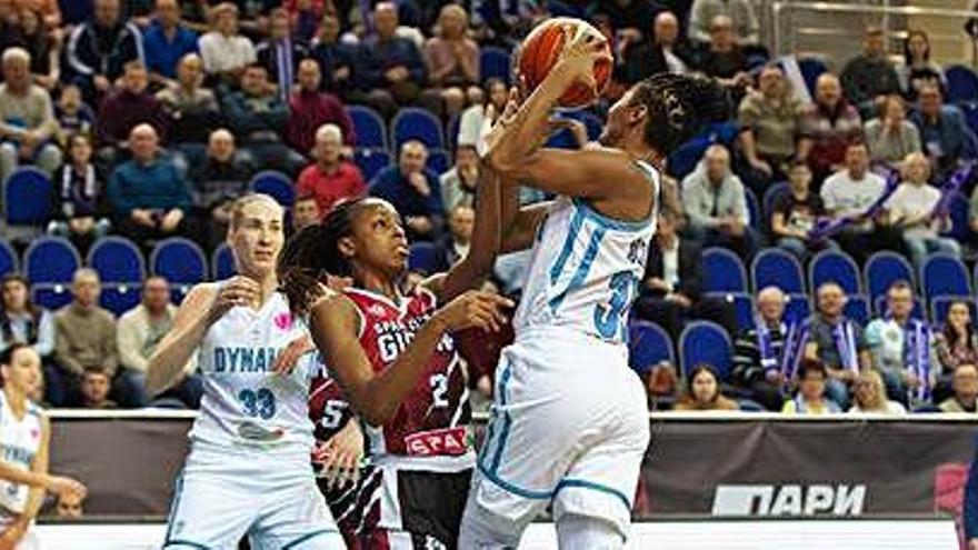 A la foto superior, Xargay, en el seu retorn a Kursk. A baix, Elonu intentant aturar McCoughtry.