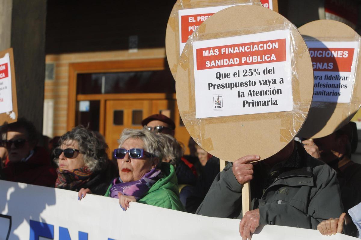 EN IMÁGENES | Protesta de la FAB en la Aljafería por la reforma de la atención primaria EN IMÁGENES | Protesta de la FAB en la Aljafería por la reforma de la atención primaria