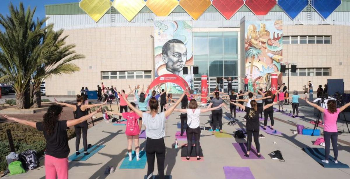 El entorno del Palau dels Esports acoge una sesión de yoga. 