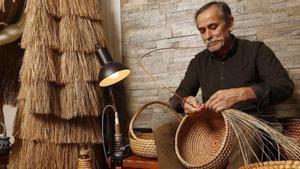 Álvaro Martínez Leiro en su taller de cestería en Moscoso, en Pazos de Borbén.