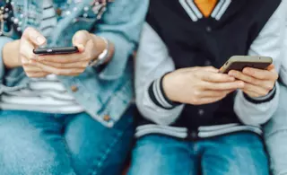 Cuando la violencia de género empieza en el teléfono móvil de una adolescente