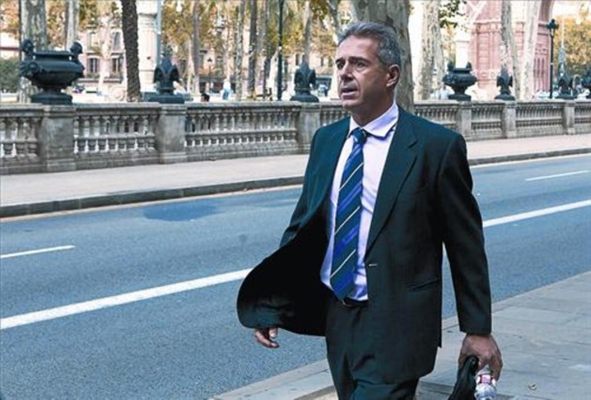 El subinspector dels Mossos Antoni Salleras, ahir, arribant a l’Audiència de Barcelona. El subinspector dels Mossos Antoni Salleras, ahir, arribant a l’Audiència de Barcelona.