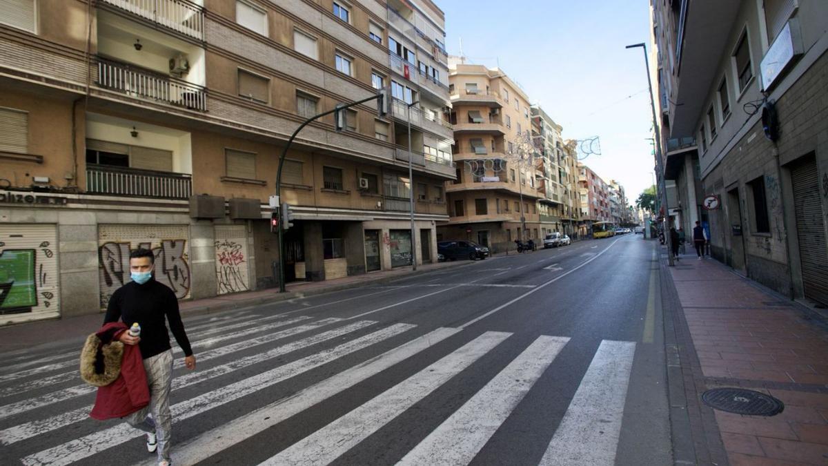 Una persona cruza la avenida Juan de la Cierva, en Murcia, ayer por la mañana. | JUAN CARLOS CAVAL