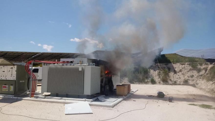 Incendio en una planta fotovoltaica en el paraje La Retamosa de Mula