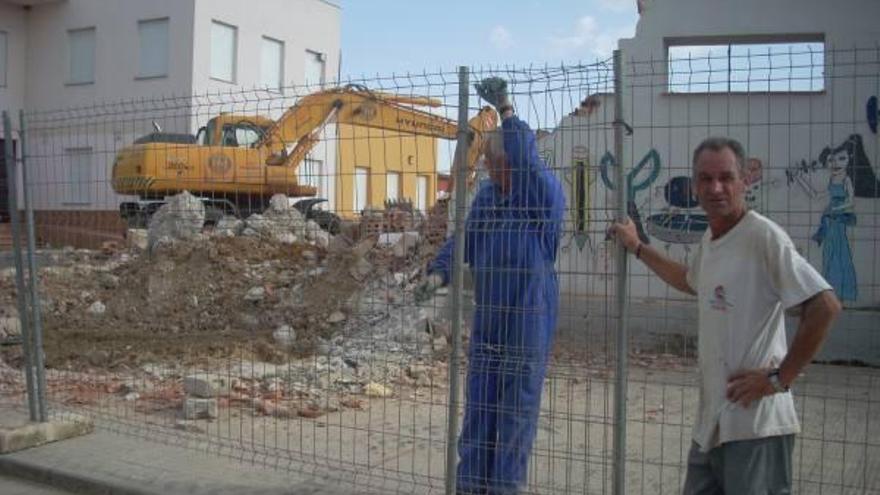 Dos trabajadores en las obras del colegio de Morales del Vino.