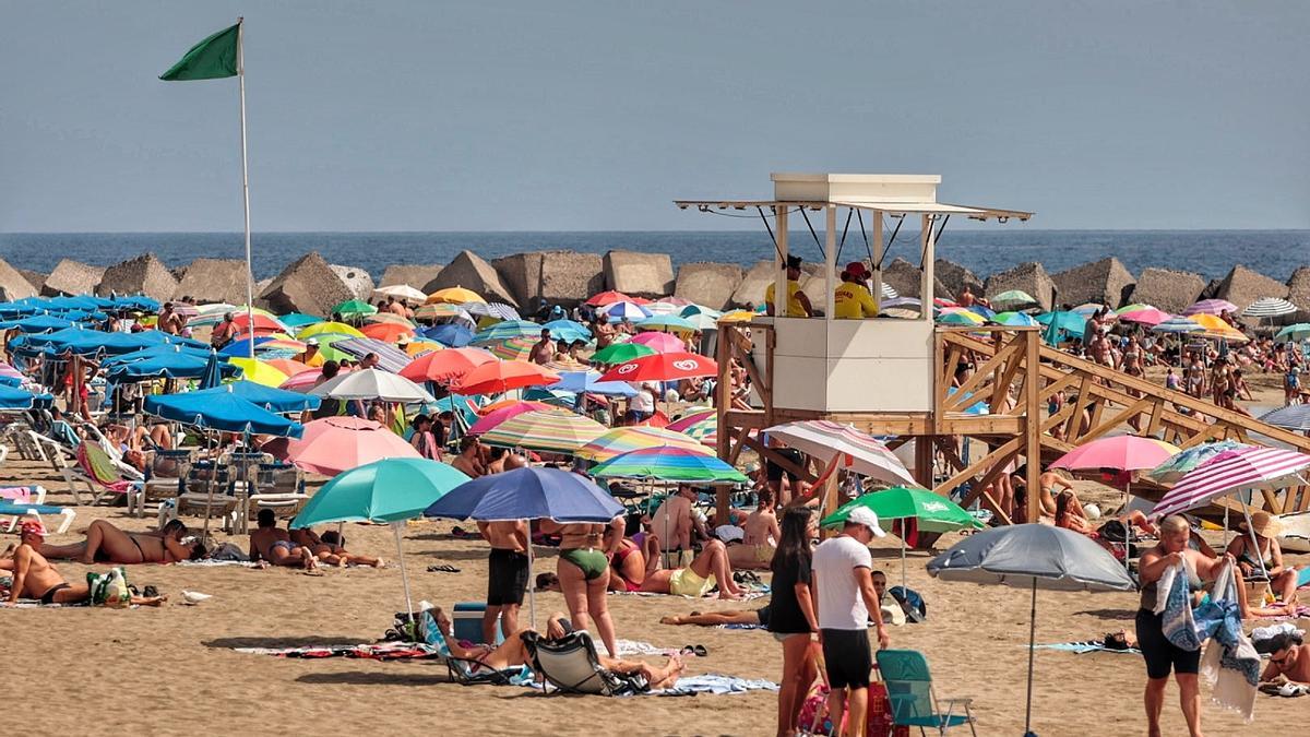 La playa de Los Cristianos aparece abarrotada de turistas.