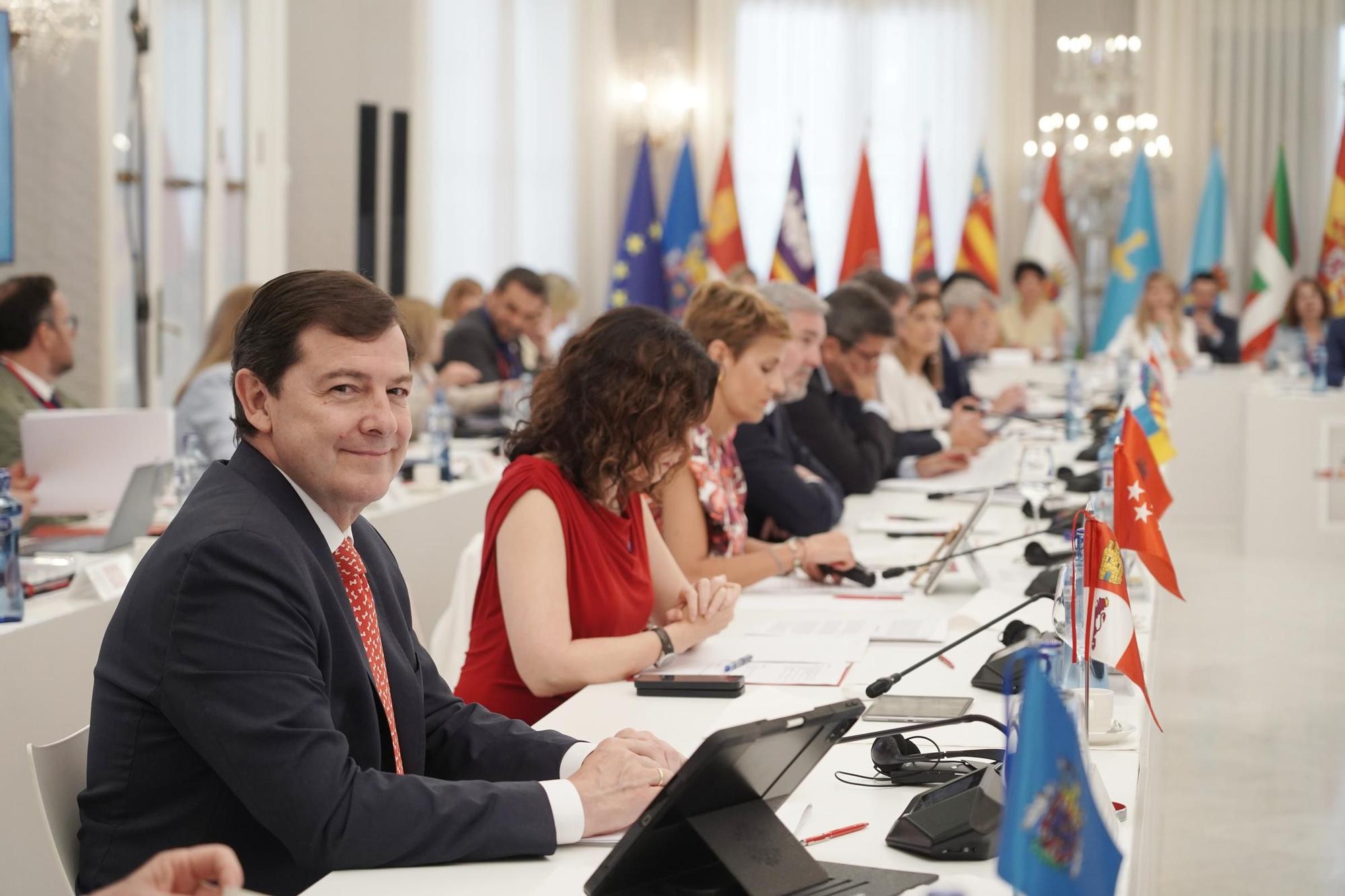 GALERÍA: La llegada del presidente Fernández Mañueco a la Conferencia de Presidentes, en imágenes