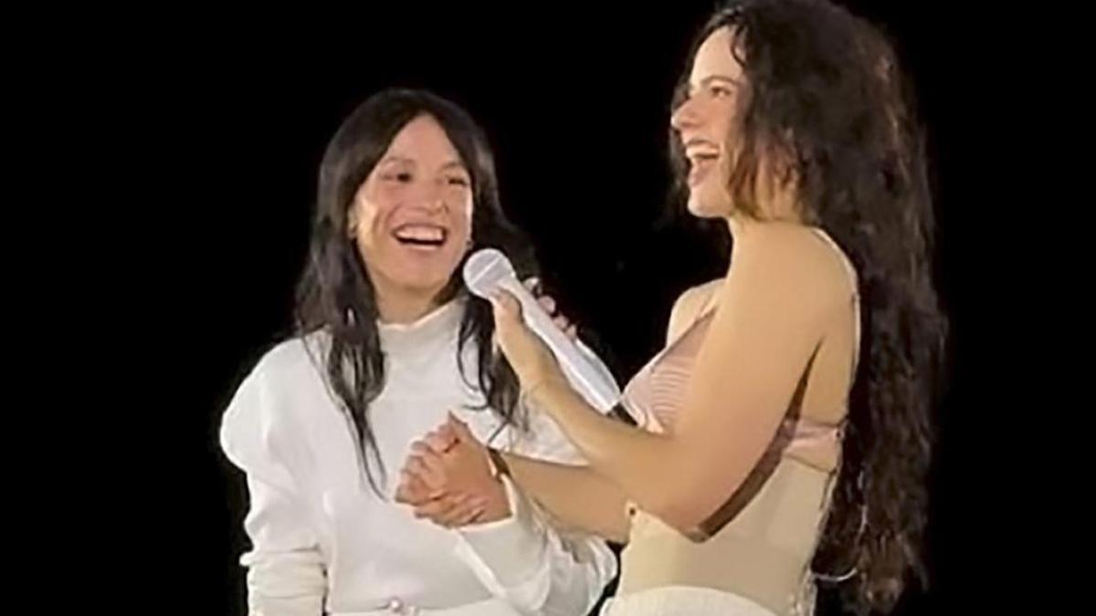Carminho e Rosalía sobre  o escenario.