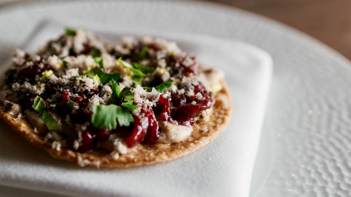 La tosta de maíz con 'steak tartar' de picaña y tuétano rallado.