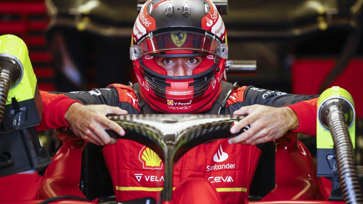 Carlos Sainz entra en su monoplaza durante una de las sesiones en el GP de Azerbaiyán