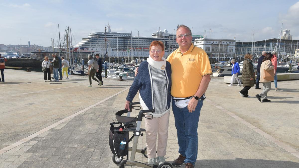 Carsten y su madre, cruceristas que llegaron este viernes a A Coruña