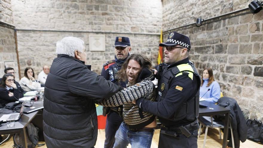 Cargas y una detención en el pleno de Santpedor (Barcelona): la entrada de un concejal de Aliança Catalana provoca una movilización de rechazo tensa