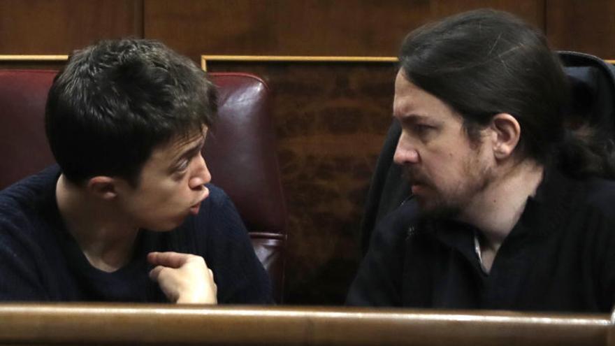 Iglesias y Errejón discuten en el Congreso.