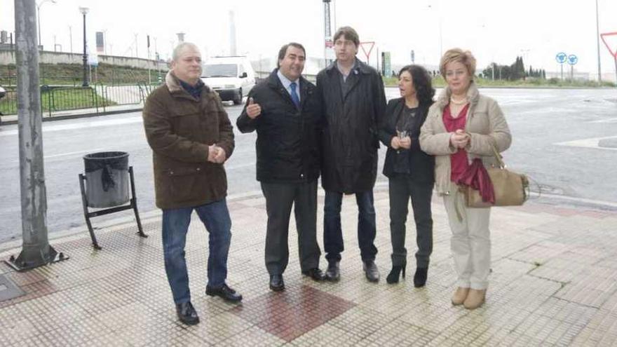 Negreira y Calvelo, en el centro, en el anuncio de que el bus de A Coruña pararía en Meicende en febrero.