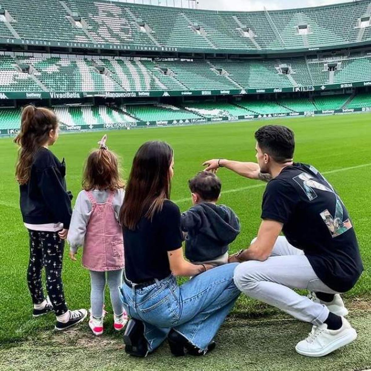 Melissa Jiménez y Marc Bartra con sus 3 hijos