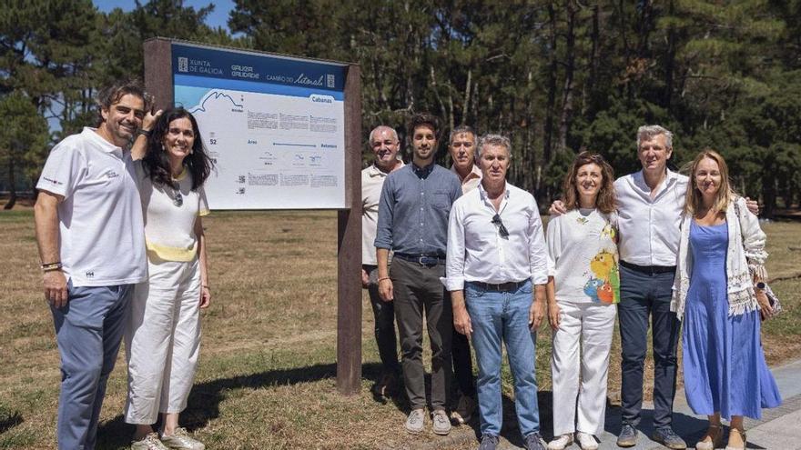 Rueda presume del Camino do Litoral, con un paseo con Feijóo