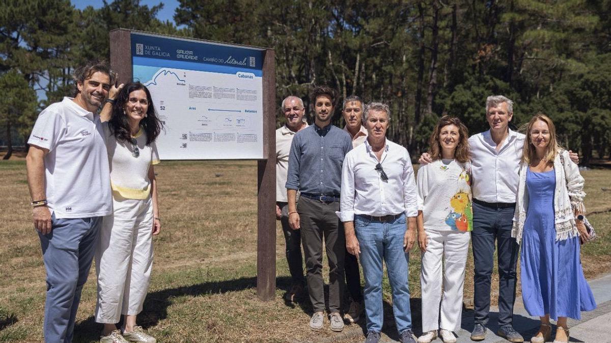 El presidente del PP, Alberto Núñez Feijóo, y Alfonso Rueda, pasearon juntos por el Camino Litoral, junto a otros cargos y dirigentes del PPdeG.