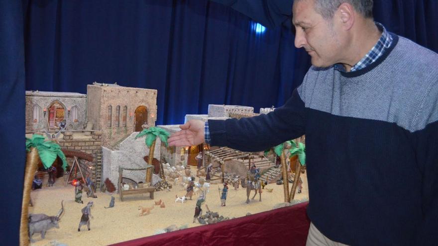 Carlos Fresno muestra algunas de las esstructuras del belén navideño en Benavente. | firma