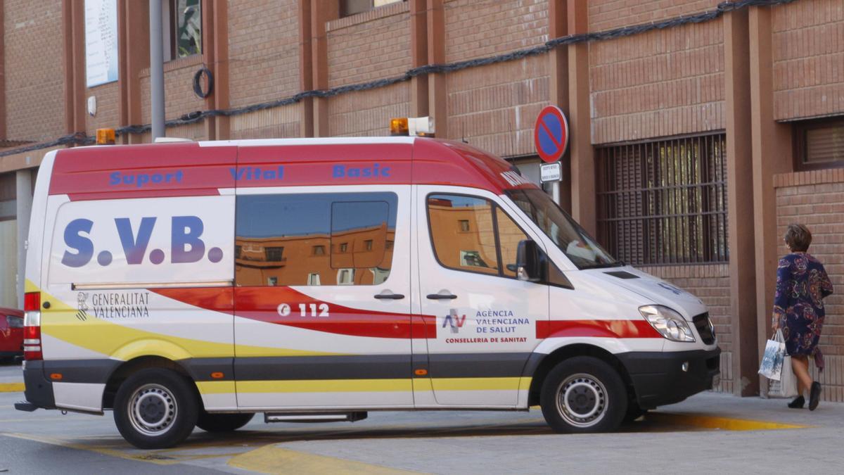 Una ambulància al Centre de Salut de Carcaixent
