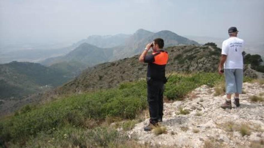 Un vigilante de Protección Civil vigila la sierra de Crevillent en imagen de archivo.