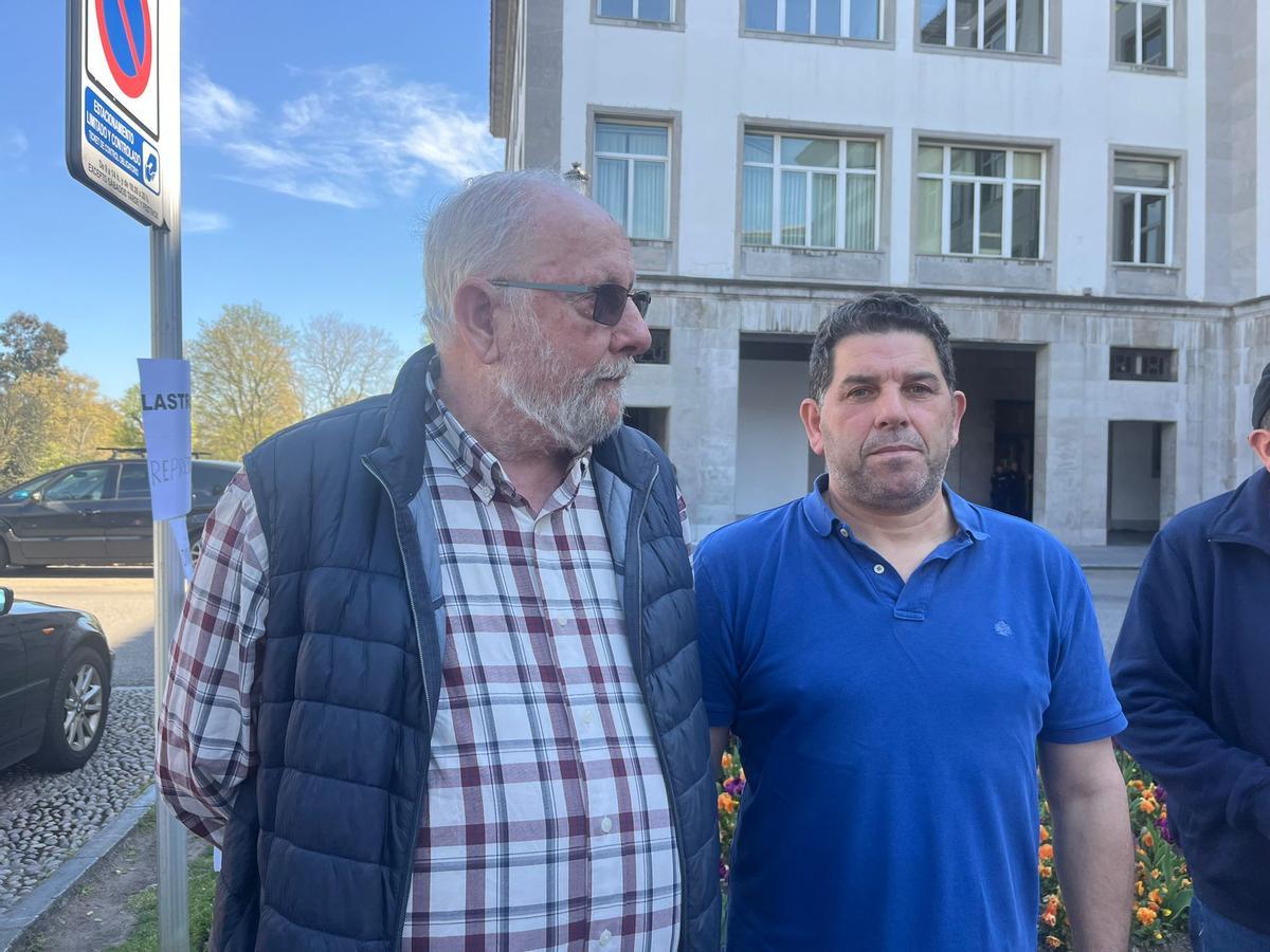 Manuel Alonso y Javier Martínez, en Oviedo, en la protesta ante Delegación de Gobierno.