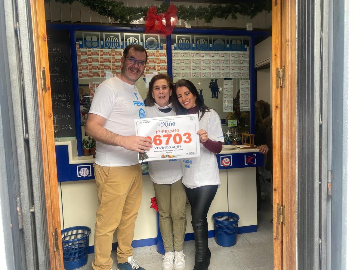 Los loteros de Azuaga con el décimo premiado.