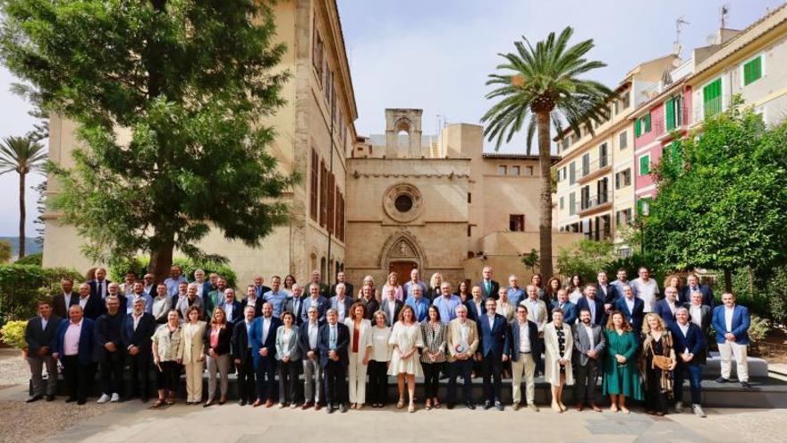 Posado tras la reunión mantenida por la presidenta Armengol y miembros de su Govern con representantes de la sociedad balear.