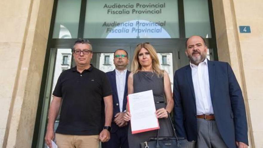 Eva Montesinos junto a otros tres concejales socialistas el día que presentaron la denuncia.