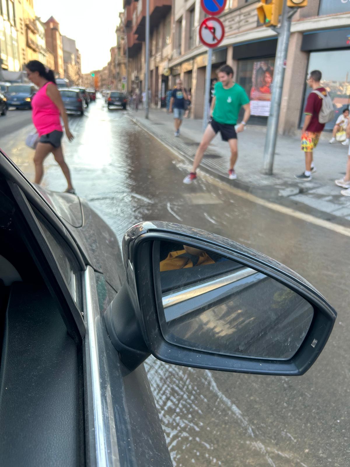 La fuita d'aigua dificulta el travessar la carretera de Vic a la Bonavista