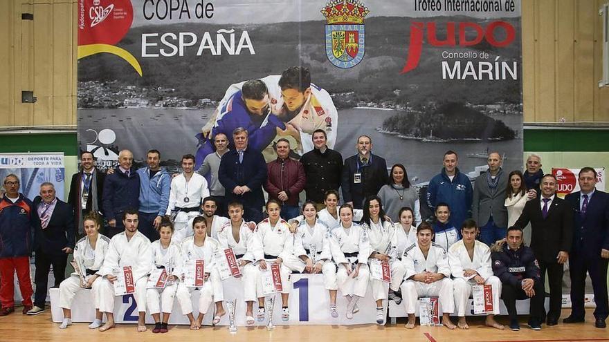 Organizadores y medallistas del I Trofeo Internacional Villa de Marín.