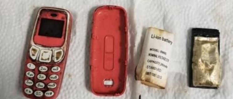 Las tres partes en que fue extraído el móvil del cuerpo del paciente, con la batería ya separada
