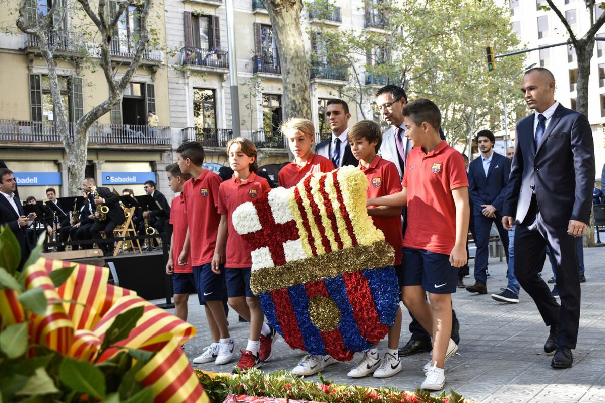 Entrega floral del Barcelona, presidida por el presidente del club, Josep Maria Bartomeu, ante el monumento a Rafael Casanova.