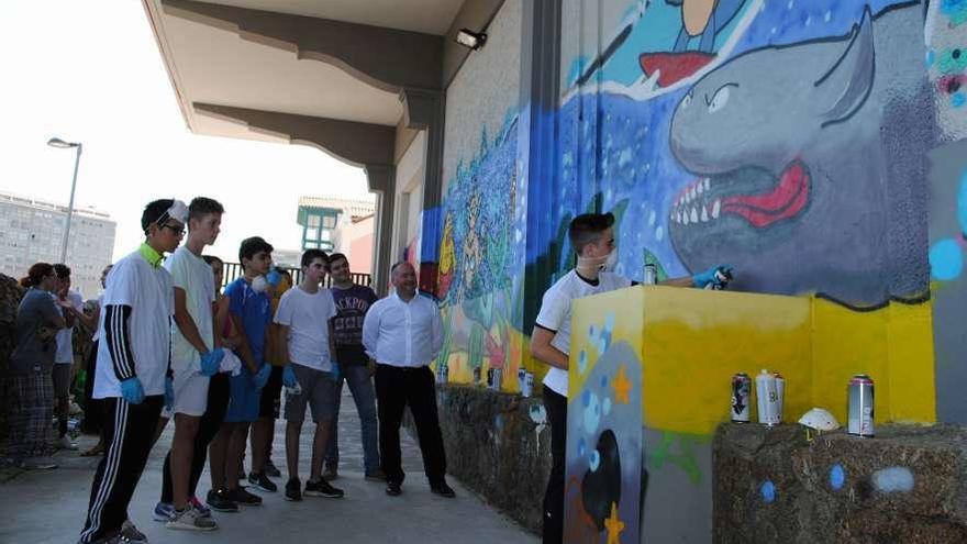 Chicos concluyen su taller de grafiti en Servizos Múltiples, con visita del alcalde y el edil de Xuventude.