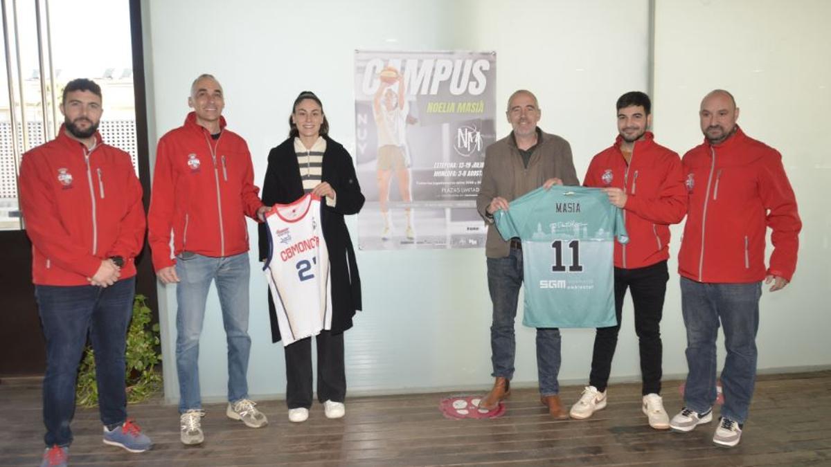 Noelia Masiá, en el centro, durante la presentación de su campus, en un día muy especial para la jugadora.