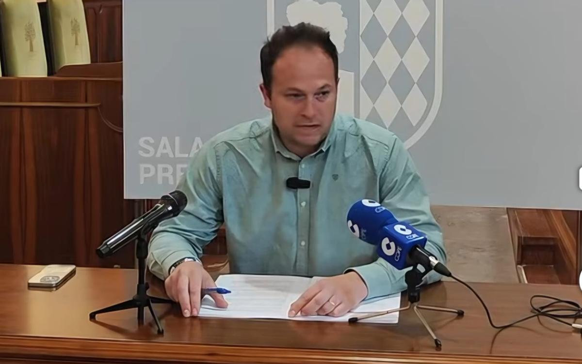 El concejal de Oliva Joan Mascarell, en una rueda de prensa reciente.