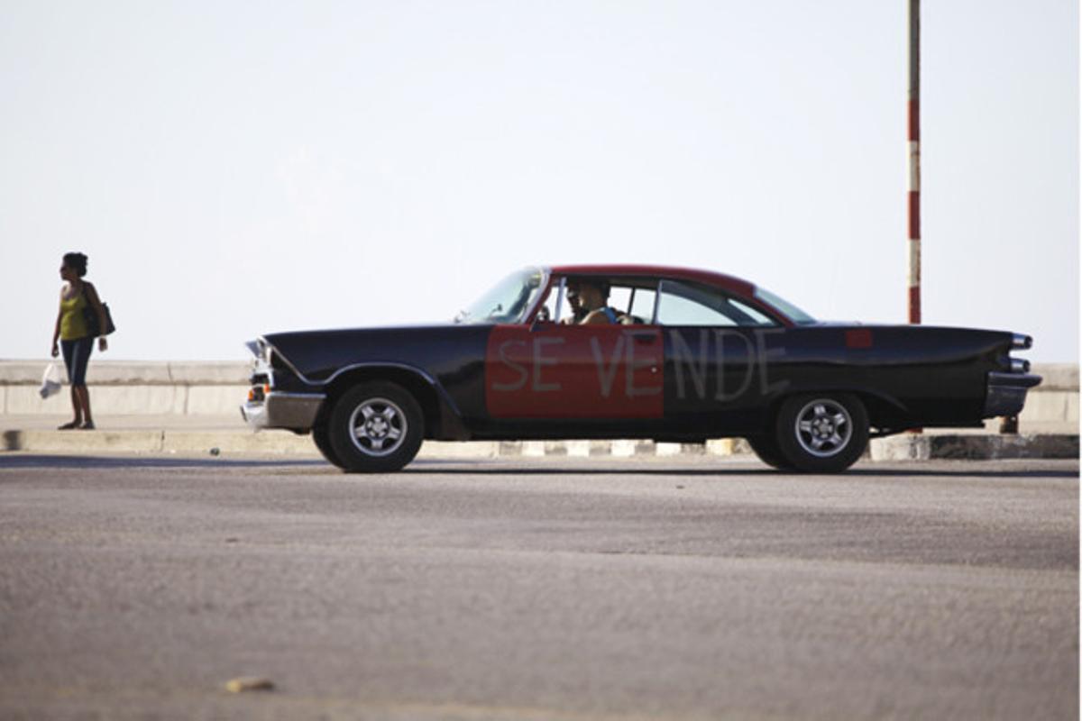 Un cotxe del 1958 en venda circula pel Malecón de l’Havana, a Cuba.