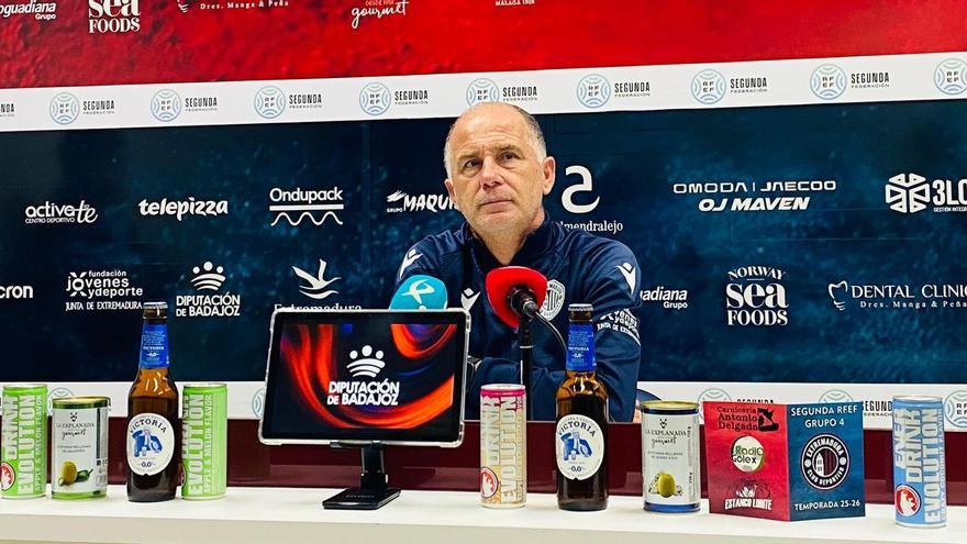 Cisqui, entrenador del Extremadura, en la sala de prensa previa al partido