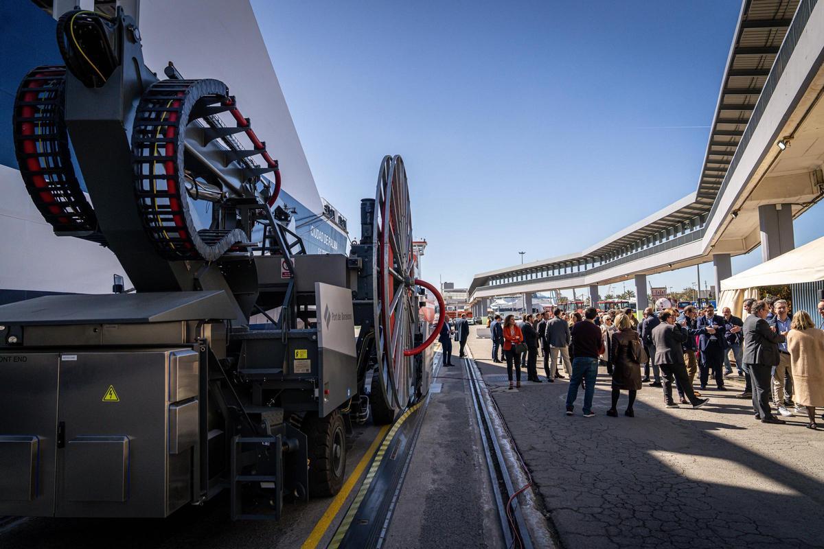 El Port de Barcelona estrena la conexión eléctrica de la terminal de ferris de Grimaldi