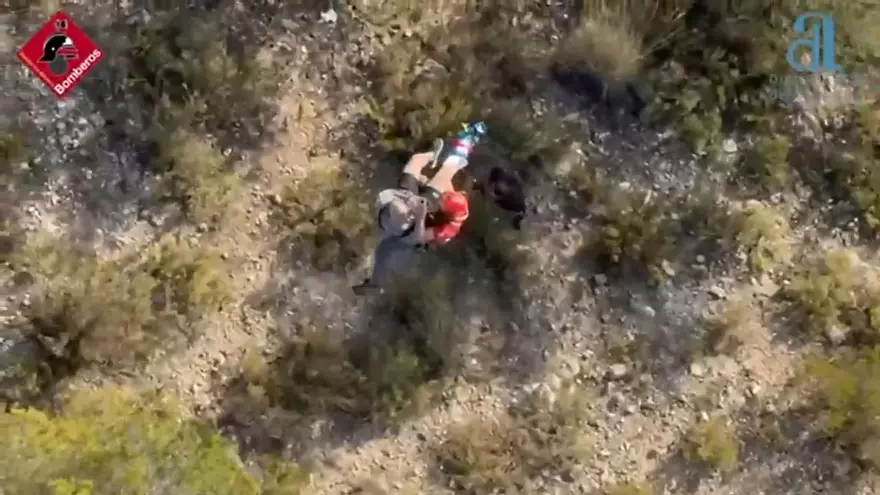 Bomberos rescatan en Villena a un senderista con náuseas tras caerse en la zona Casica del Guardia