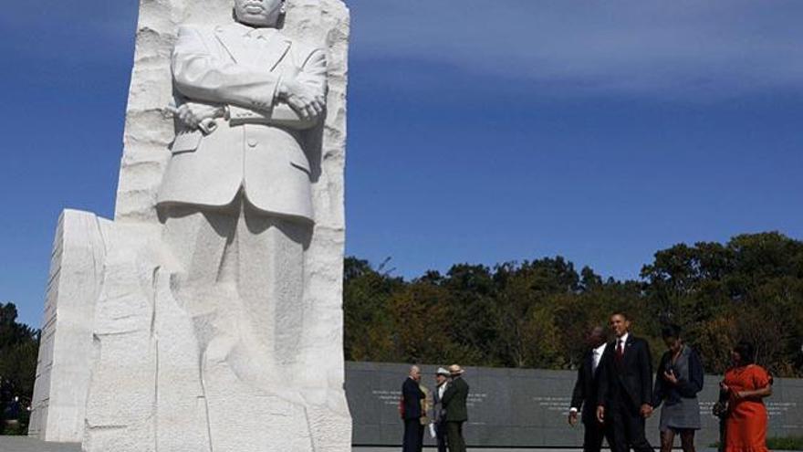 Barack Obama camina junto a su mujer a los pies del monumento a Martin Luther king en Washington.