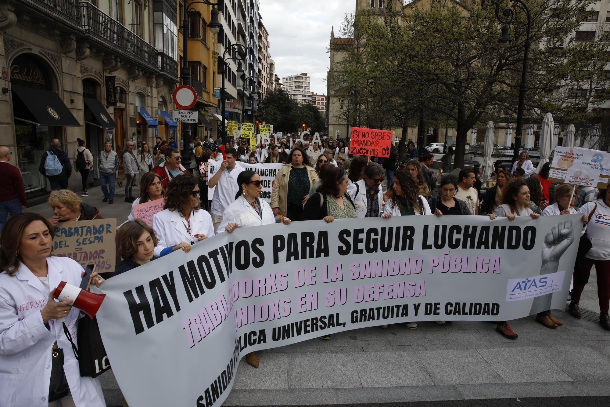 En imágenes: Los sanitarios se manifiestan en Gijón al grito de "no queremos más dinero, queremos mejores condiciones laborales"