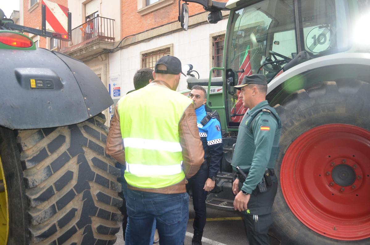 GALERÍA | La concentración de agricultores y ganaderos ante los juzgados de Benavente, en imágenes