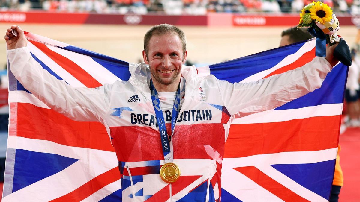 Jason Kenny celebra su medalla con una bandera británica