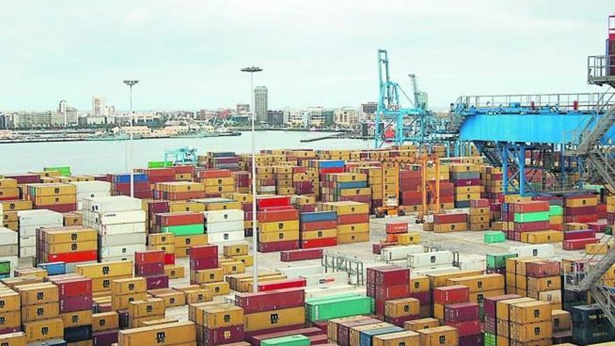 Vista de la terminal cargada de contenedores, en septiembre de 2011, el último gran año del sector en el Puerto de Las Palmas.