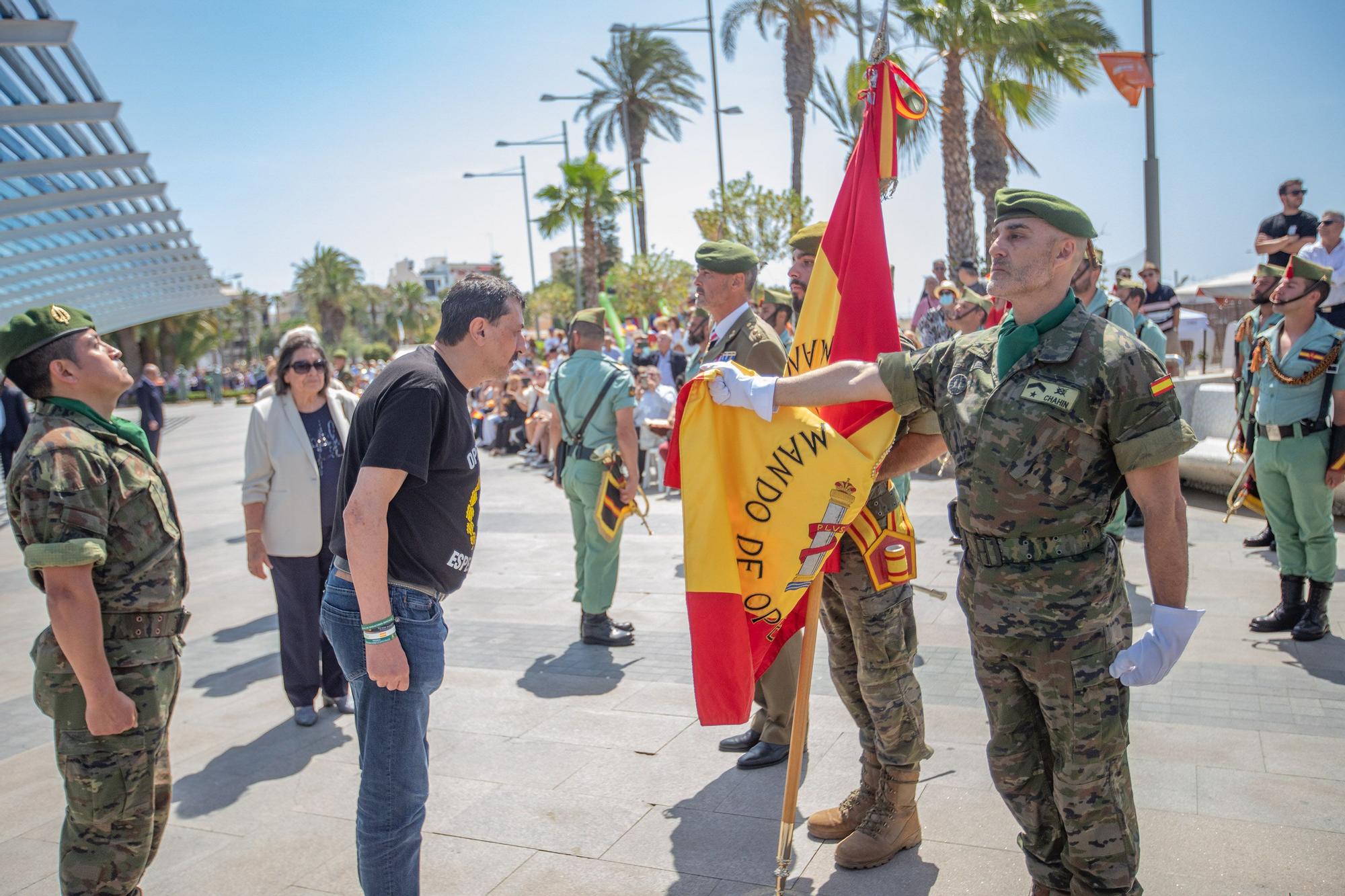 Sol y fidelidad a la bandera en Torrevieja