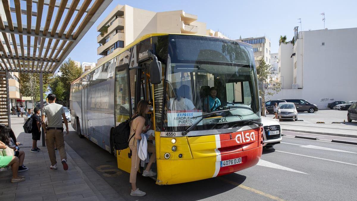 Un autobús en la avenida Isidor Macabich de Ibiza