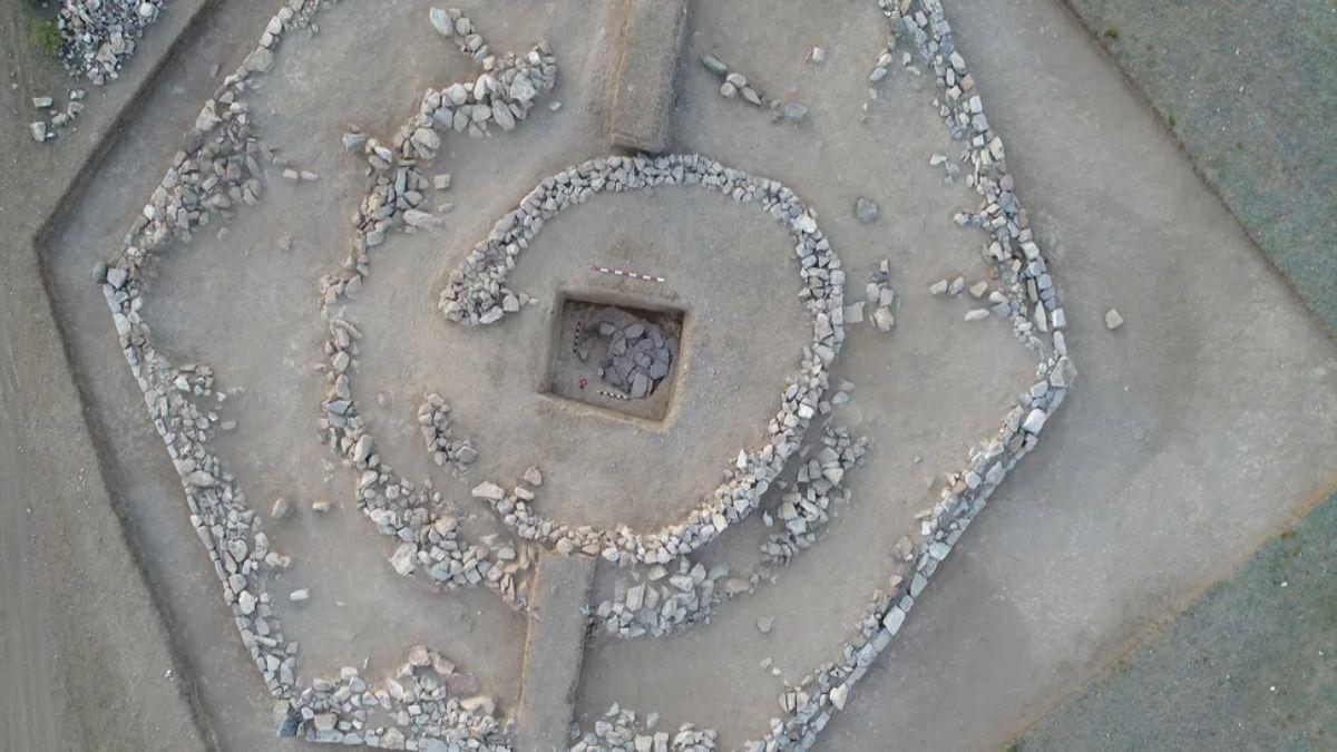 Vista aérea de la pirámide de forma hexagonal en Kazajstán.