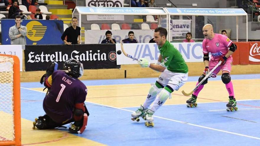 Toni Pérez en la jugada del tercer gol, un mano a mano con el portero Elagi Deitg en el que Francesc Bargalló no pudo intervenir.