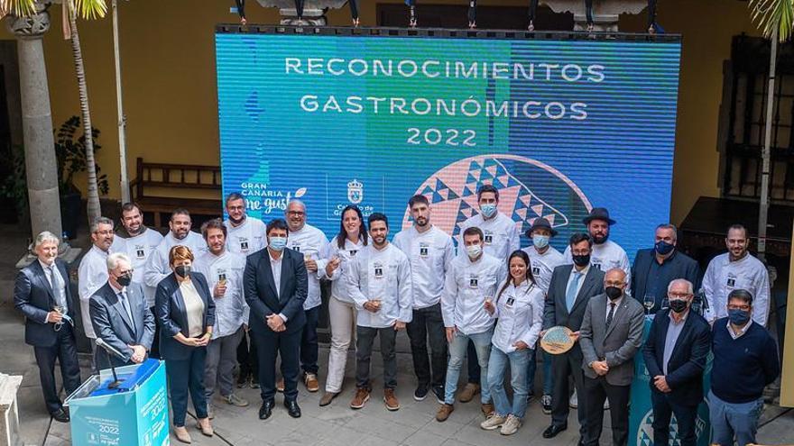 Foto de familia de los restaurantes homenajeados ayer por el Cabildo de Gran Canaria en la Casa de Colón, en el casco histórico de Vegueta.